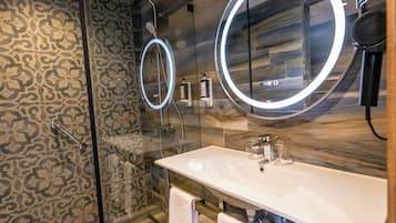 Comfort-Doppel- oder -Zweibettzimmer, Balkon, Strandblick | Badezimmer