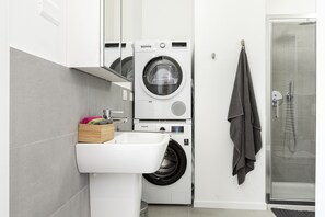 Apartment, 1 Bedroom | Bathroom | Shower, towels, toilet paper - Hotiday Milano Frattini (Milan)