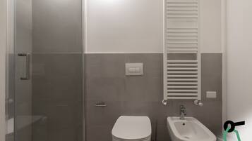 Appartement | Salle de bain | Douche, serviettes fournies, papier toilette