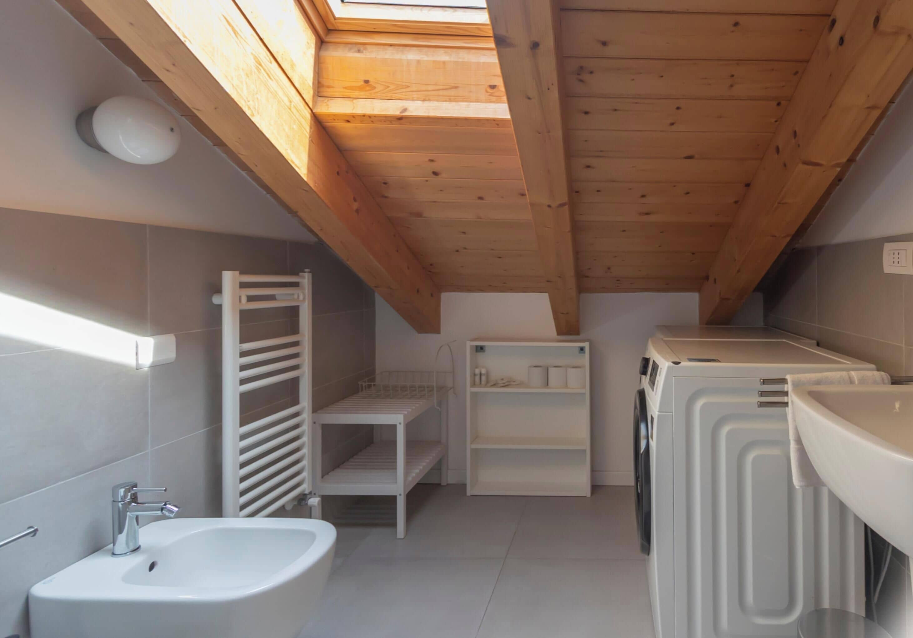 Appartement, 1 chambre | Salle de bain | Douche, bidet, serviettes fournies, papier toilette