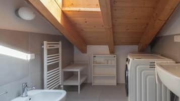 Appartement, 1 chambre | Salle de bain | Douche, bidet, serviettes fournies, papier toilette