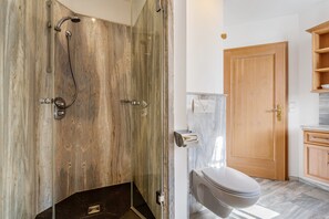 Shower, hair dryer, towels - Apartment 'Type D' (Attendorn)