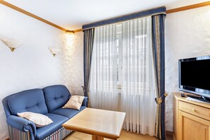 TV - Holiday Apartment 'Type A' with Balcony and Wi-Fi (Attendorn)