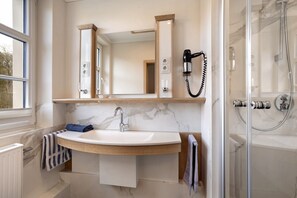 Shower, hair dryer, towels - Holiday Apartment 'Type B' with Wi-Fi (Attendorn)