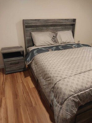 5 bedrooms, iron/ironing board, WiFi, bed sheets