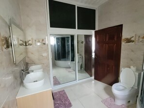 Douche, serviettes fournies, savon, papier toilette