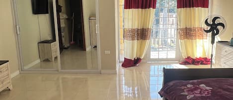 4 عدّة غرف نوم وخزنة داخل الغرفة ومكواة/لوح كي وواي فاي مجانًا