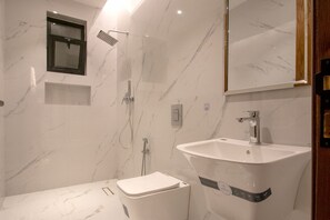 Douche, sèche-cheveux, serviettes fournies, savon