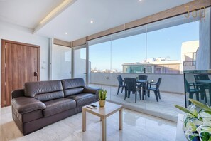 TV - Mellieħa 2BR Apt | Rooftop Hot Tub & View (Mellieħa)