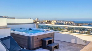 Outdoor spa tub - Mellieħa 2BR Apt | Rooftop Hot Tub & View (Mellieħa)