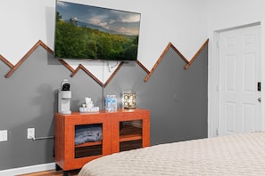 1 bedroom, WiFi, bed sheets - Mountain Laurel | King Suite for 2 | Wears Valley (Sevierville)