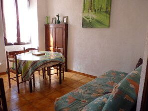 Dining - Vrbo Property (Collioure)