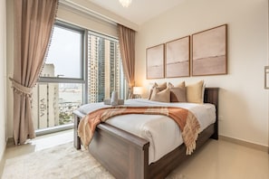 4 bedrooms, in-room safe, iron/ironing board, free WiFi - Elegant 3 Bedrooms with Assistant Room, Mins. Drive to Ras Al Khor Wildlife Sanctuary - Harbour Views Tower 2, Dubai Creek Harbour (Dubai)