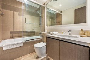Shower, hair dryer, bidet, towels - Elegant 3 Bedrooms with Assistant Room, Mins. Drive to Ras Al Khor Wildlife Sanctuary - Harbour Views Tower 2, Dubai Creek Harbour (Dubai)