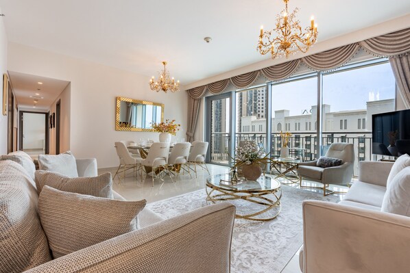 TV - Elegant 3 Bedrooms with Assistant Room, Mins. Drive to Ras Al Khor Wildlife Sanctuary - Harbour Views Tower 2, Dubai Creek Harbour (Dubai)
