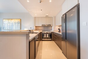 Fridge, microwave, oven, stovetop - Elegant 3 Bedrooms with Assistant Room, Mins. Drive to Ras Al Khor Wildlife Sanctuary - Harbour Views Tower 2, Dubai Creek Harbour (Dubai)