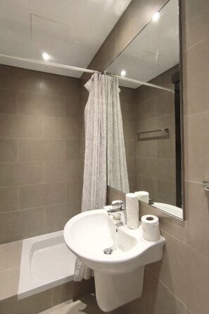 Een douche, een haardroger, een bidet, handdoeken