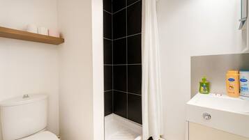 Douche, serviettes fournies, savon, papier toilette