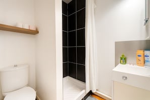 Dusche, HandtĂŒcher, Seife, Toilettenpapier