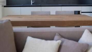 Deluxe-Apartment, Gartenblick | Innenbereich