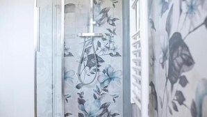 豪華公寓, 庭園景 | 浴室 | 淋浴設備、風筒、坐浴桶、提供毛巾