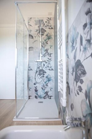 Appartement Deluxe, vue cour intérieure | Salle de bain | Douche, sÚche-cheveux, serviettes fournies, savon