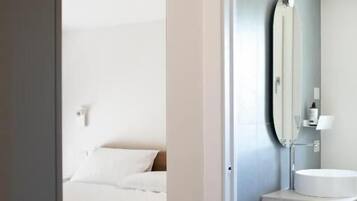 Apartamento Deluxe, vistas al patio | Cortinas opacas y sistema de insonorización