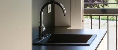 Full-size fridge, oven, stovetop, dishwasher
