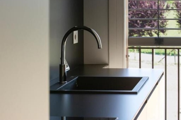 Full-size fridge, oven, stovetop, dishwasher