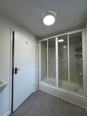 Een douche, een haardroger, handdoeken