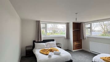 3 slaapkamers, een strijkplank/strijkijzer, wifi, beddengoed
