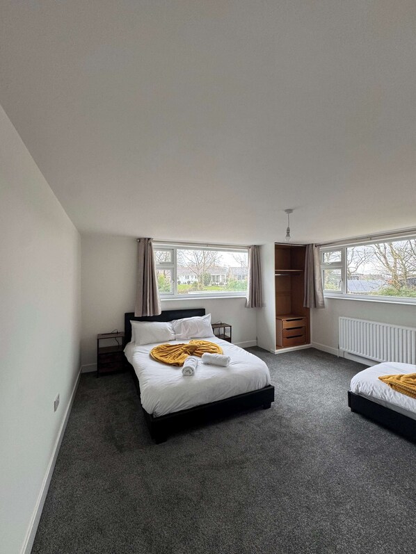 3 bedrooms, iron/ironing board, WiFi, bed sheets