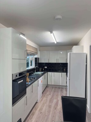 Fridge, microwave, oven, stovetop - Cross House (Mottram in Longdendale)