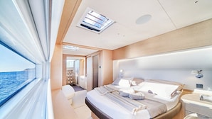 4 bedrooms, in-room safe, iron/ironing board - Sun-Kissed Sailing Adventure in Split, Croatia (Split)