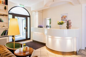 Lobby - Garner Hotel Berlin Messe by IHG (Berlin)