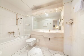Bathroom - Garner Hotel Berlin Messe by IHG (Berlin)