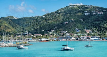 Caribbean Dream: Sun-soaked Sailing Adventure from Tortola, Islas VĂrgenes BritĂĄnicas