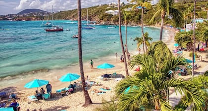 Caribbean Bliss: Sun-soaked Sailing Adventure from Santo Tomás, Gancho Rojo