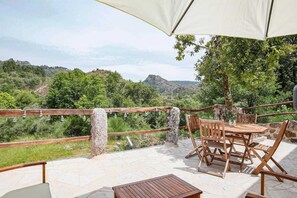 Outdoor dining - Fox House (Castro-Laboreiro, Melgaço)