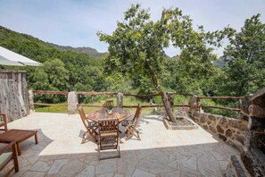 Outdoor dining - Fox House (Castro-Laboreiro, Melgaço)
