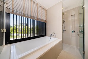 Dusche, Haartrockner, Handtücher