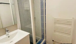 Dusche, Haartrockner, Seife, Toilettenpapier