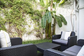 Terrace/patio - Le Centre-Ville: Très Chic Apt avec Jardin @ Marsa (Marsa)
