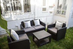 Terrace/patio - Le Centre-Ville: Très Chic Apt avec Jardin @ Marsa (Marsa)