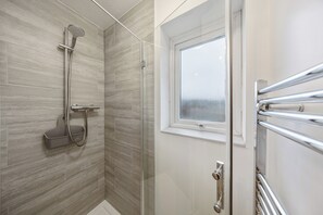 Shower, hair dryer, towels, soap - Charming 3-bedroom house with superfast Wi-fi & pool table in delightful Chatham (Chatham)
