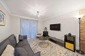 Living area - Charming 3-bedroom house with superfast Wi-fi & pool table in delightful Chatham (Chatham)