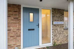 Exterior detail - Charming 3-bedroom house with superfast Wi-fi & pool table in delightful Chatham (Chatham)