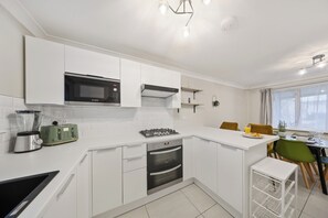 Private kitchen - Charming 3-bedroom house with superfast Wi-fi & pool table in delightful Chatham (Chatham)