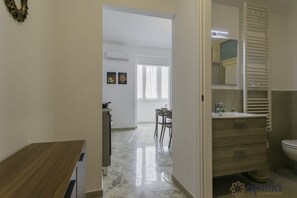 Shower, hair dryer, bidet, towels - Welcome to Dimora Dante 228 (Bari)