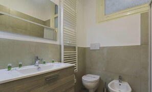 Shower, hair dryer, bidet, towels - Welcome to Dimora Dante 228 (Bari)